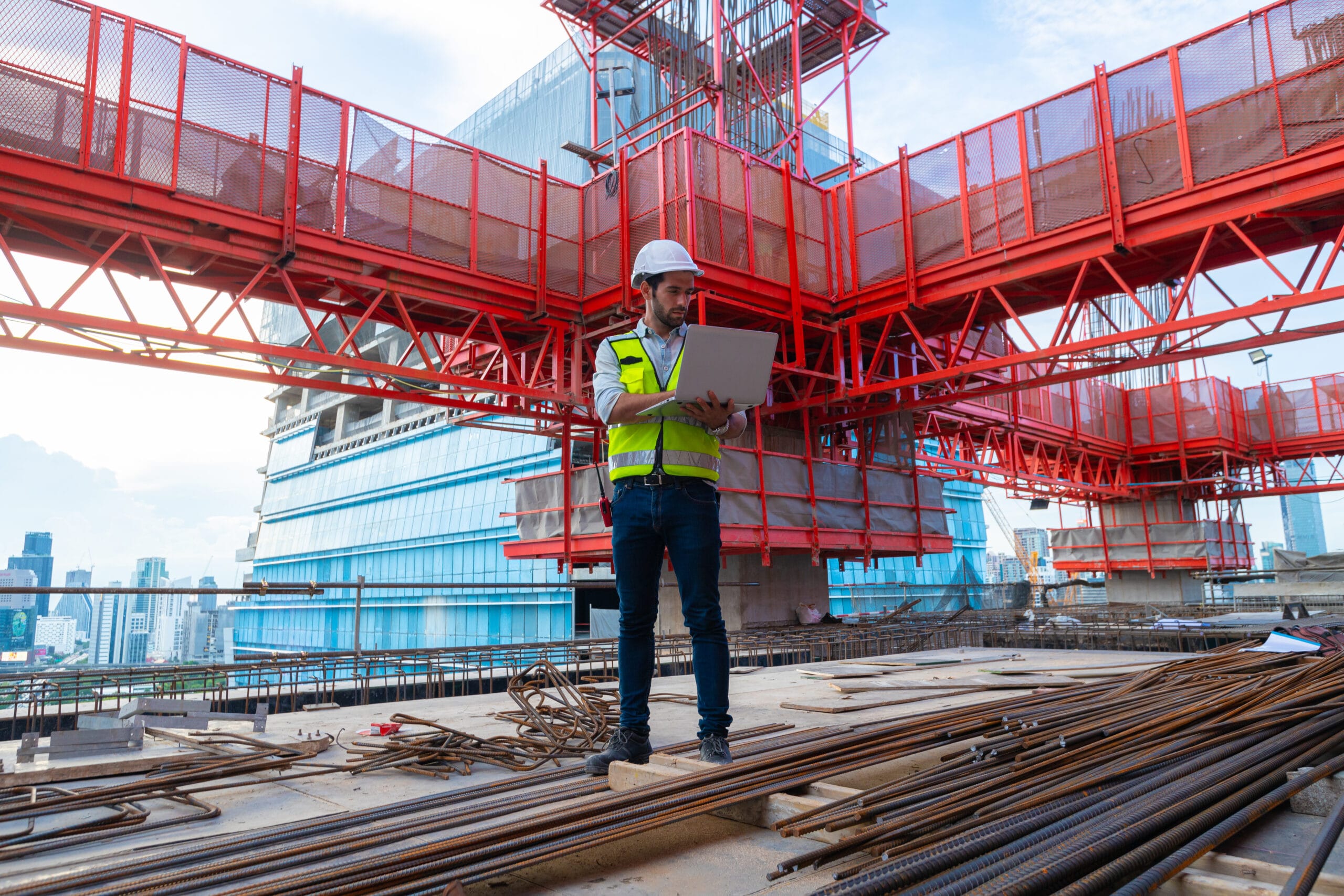 ingegnere che progetta un grande progetto e ispeziona il cantiere per verificare la conformità alle specifiche.