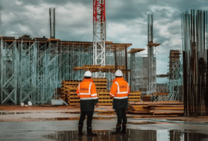 operai all'interno di un cantiere che controllano una gru