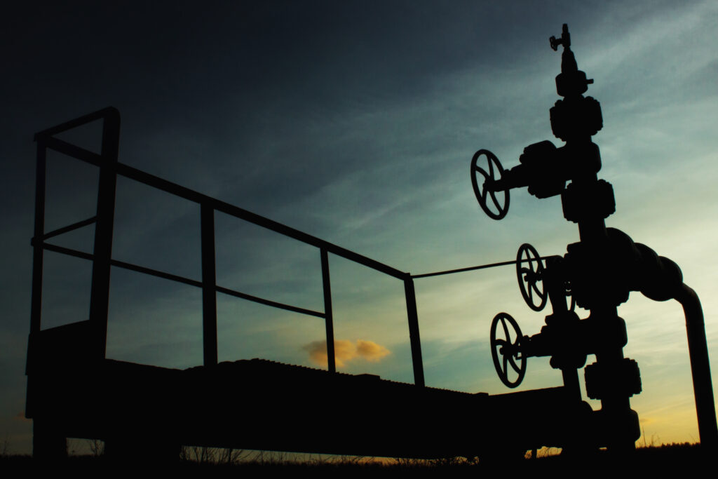 immagine di una trivella di gas al tramonto